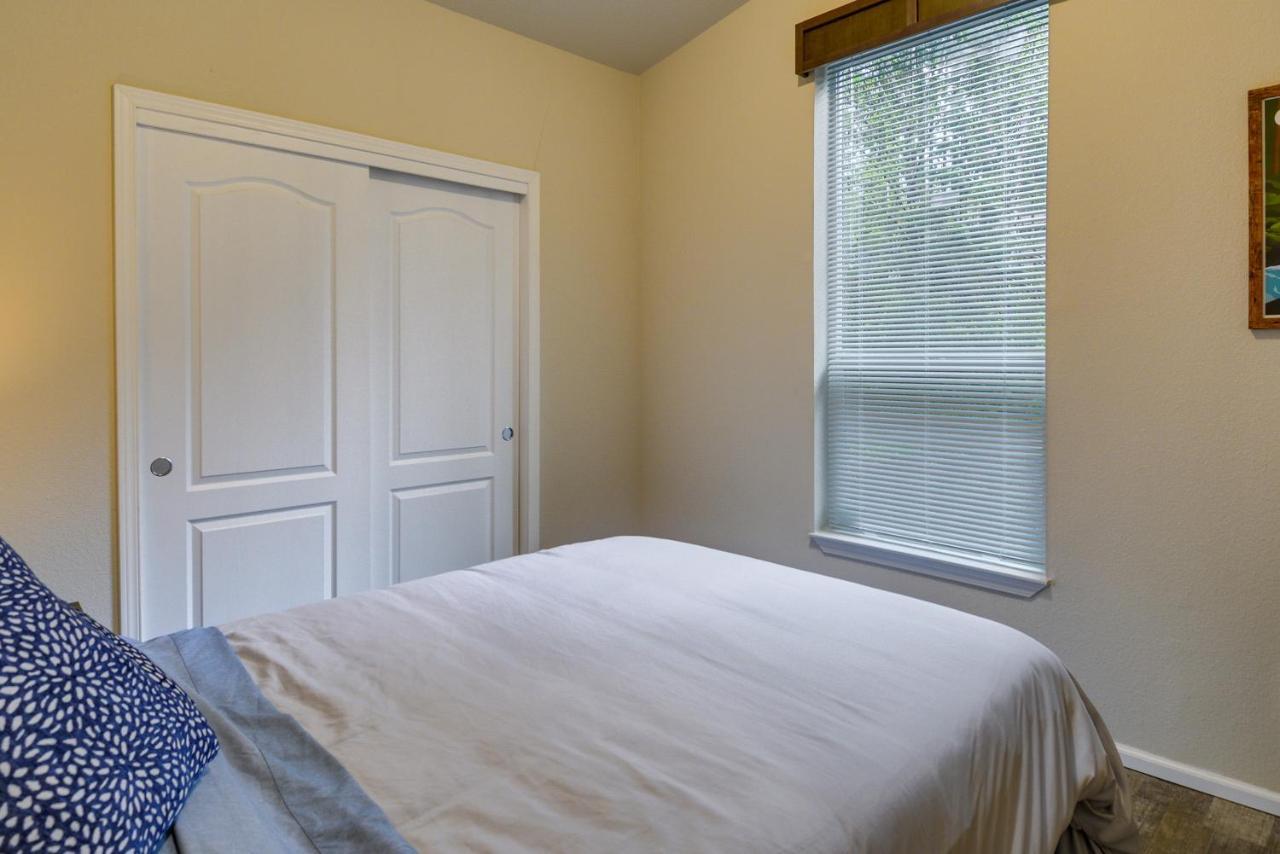Hoodsport Vacation Rental With Private Lake Access! 외부 사진